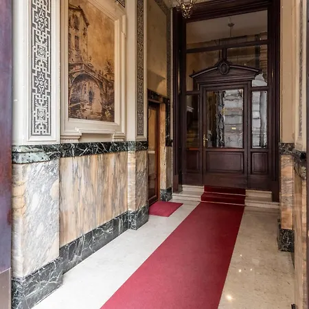 Stunning Cupola Apt-steps From San Babila & Duomo شقة